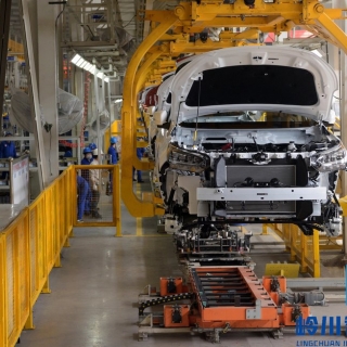 汽車發(fā)動機(jī)裝配升降系統(tǒng)